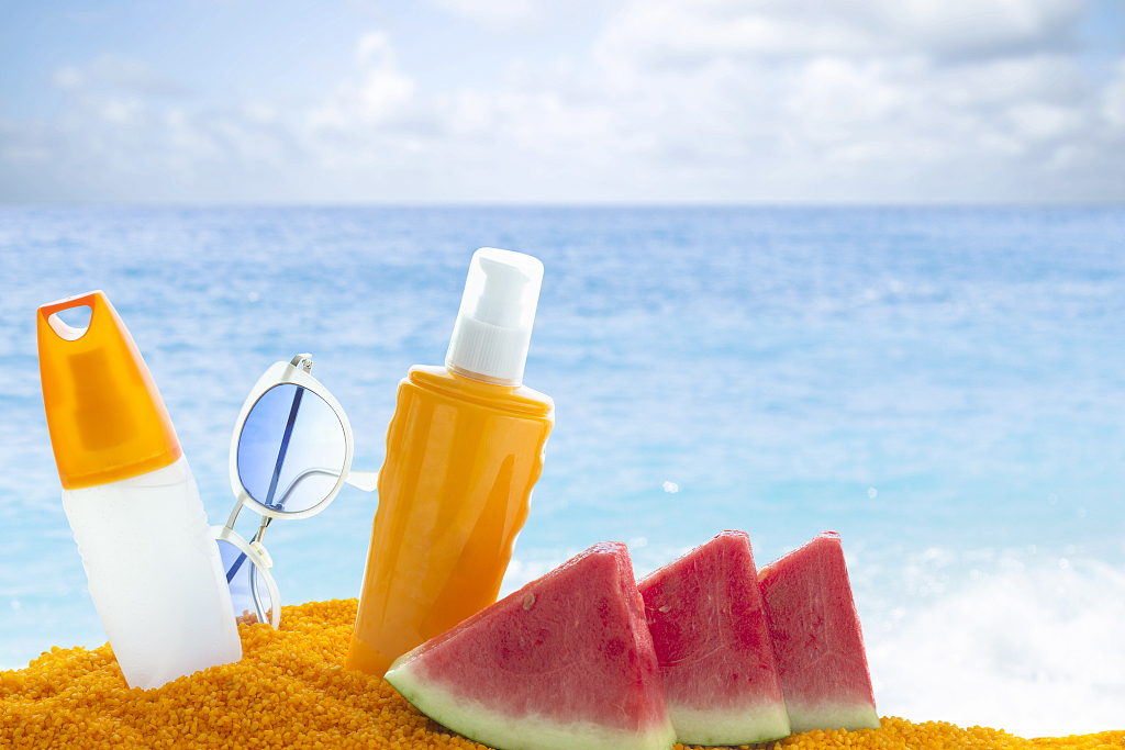 Hot, hot, Hot! Replenish water sunscreen not as soon as possible, the skin to age